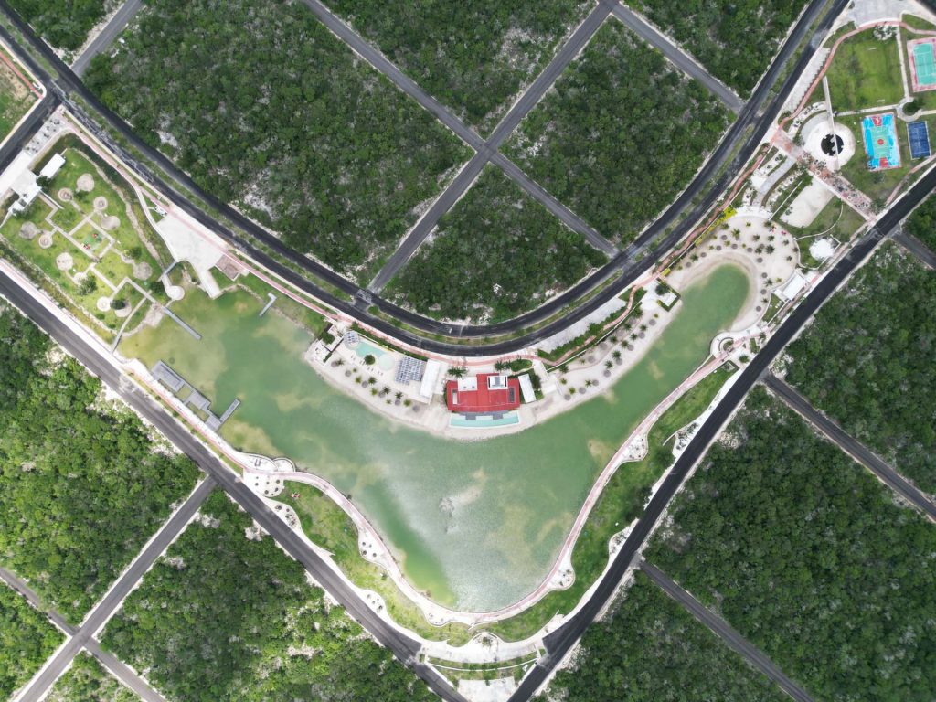 Vista aérea de la laguna central de Quadra